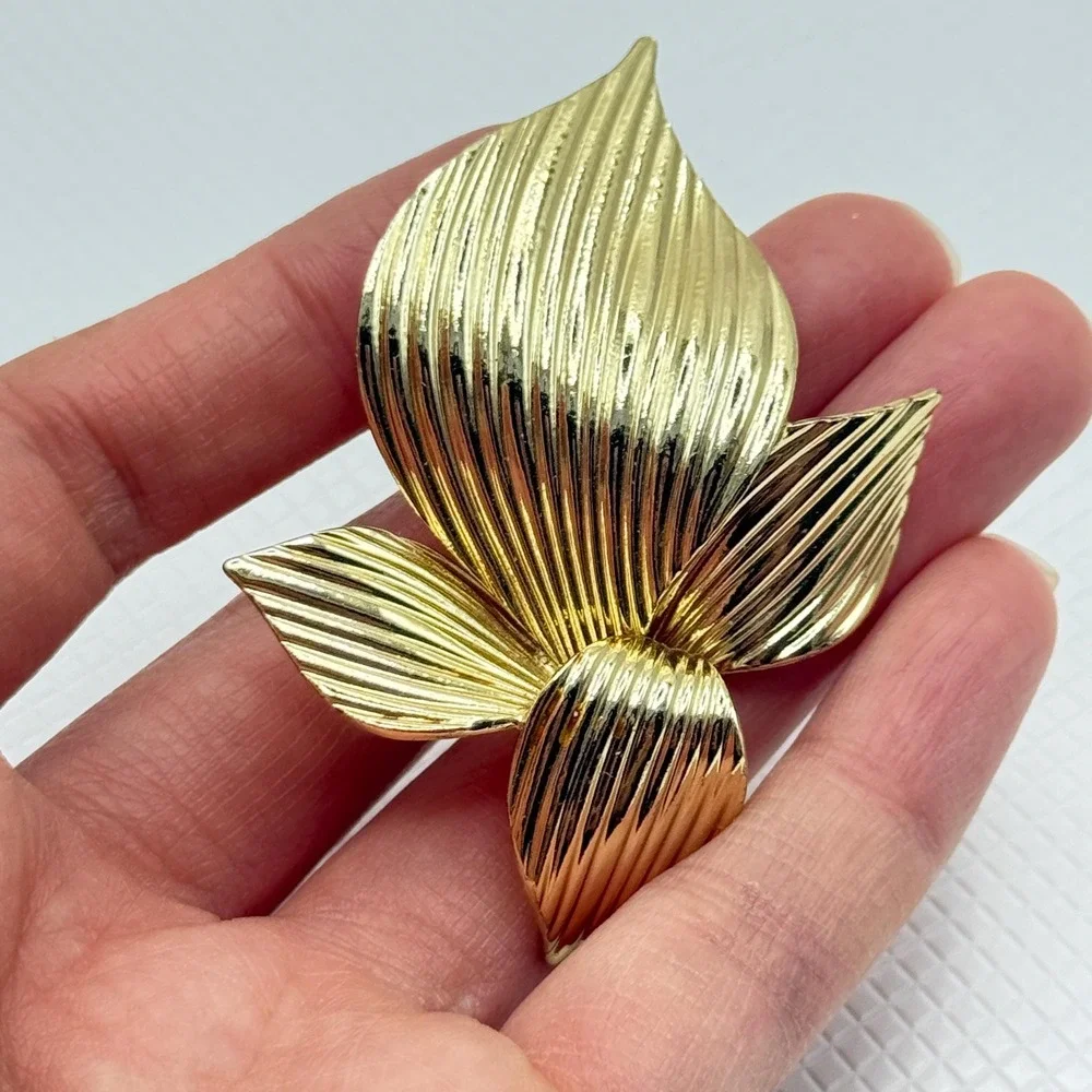 Vintage Retro Ribbed 60s Leaf Foliage Nature Gold Tone Statement Pin Brooch